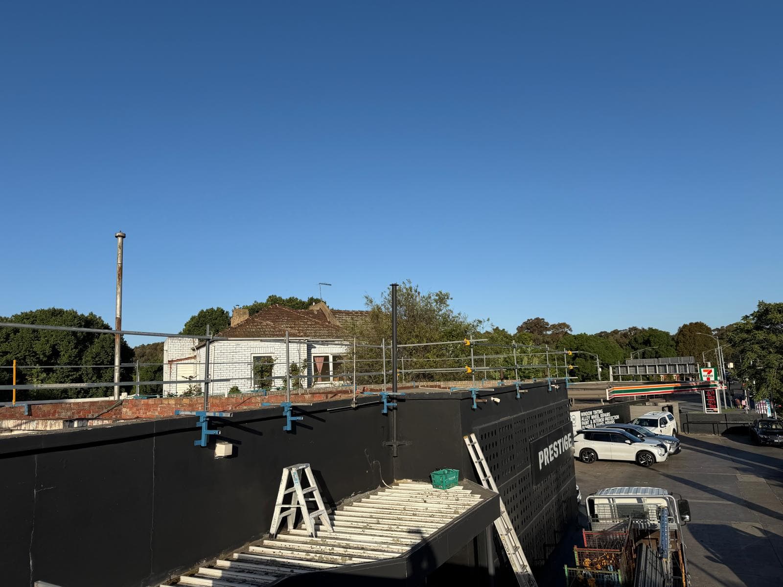 Parapet / slab clamp